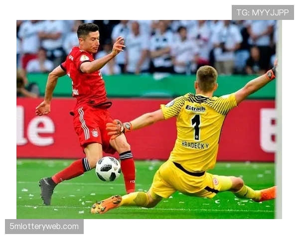 阿拉维斯训练课重点演练禁区前沿的直接任意球。